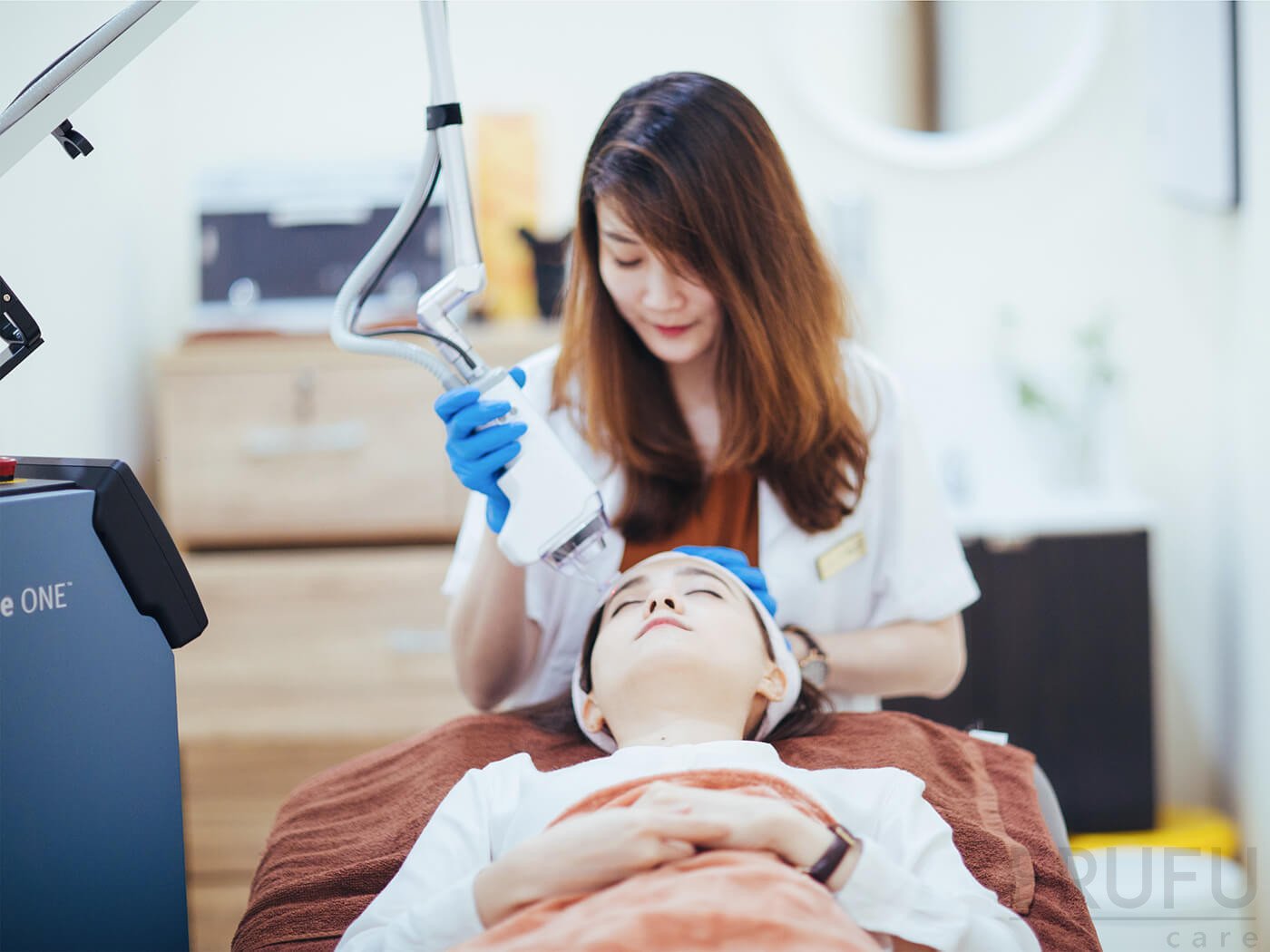 dr-ariel-chang-clinic-doing-treatment1_1-mydoctiny-1 选对医生,颜值暴涨!KL微整师TOP 5全曝光!