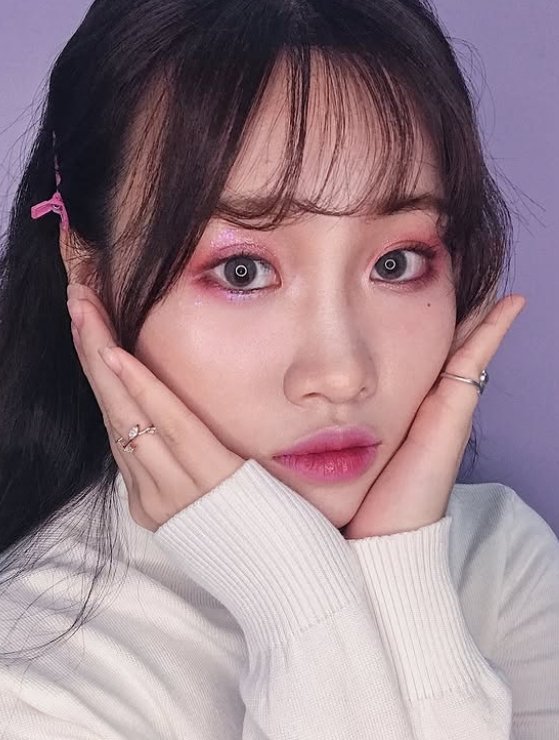 屏幕截图_7-2-2025_151111_www.instagram.com_ 完美妆容从这里开始！2025年最强化妆师TOP 5大盘点